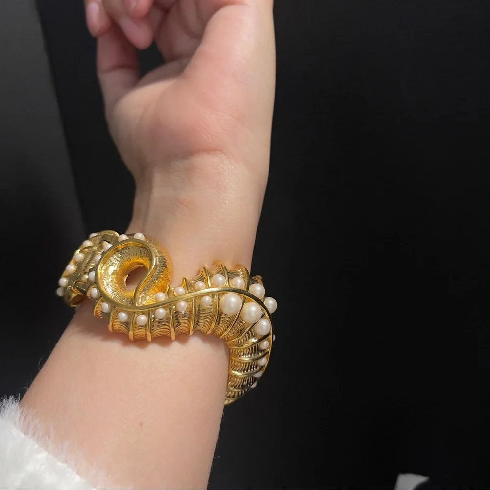 Kate Spade Rare Faux Pearl Gold Tone Seahorse Bangle Bracelet - Picture 6 of 12
